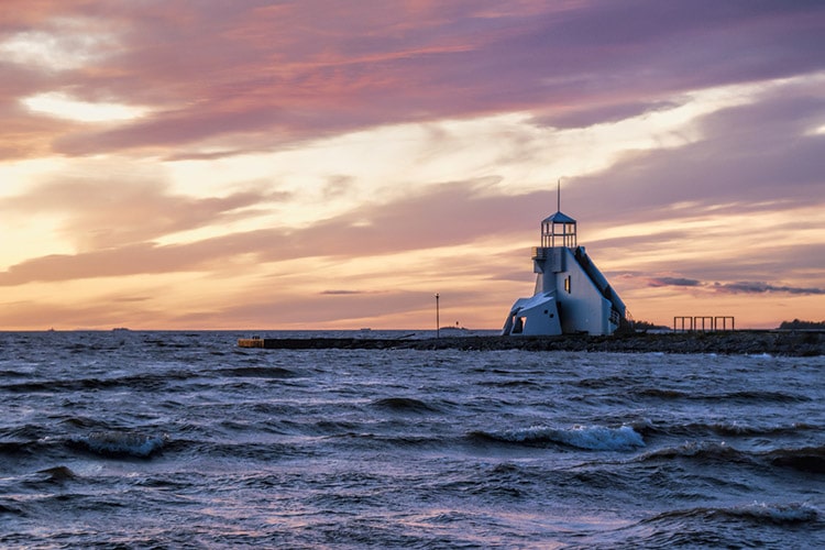 Oulun Nallikarin majakka on ollut alueen maamerkki jo vuodesta 1988.
