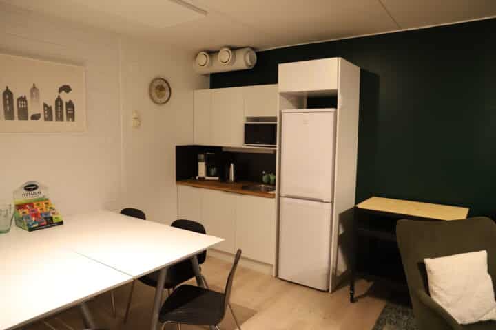 Uudistettu asukastilan tilava keittiö.