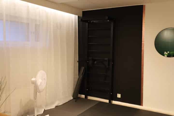 Asukastilan jumppanurkkaus.